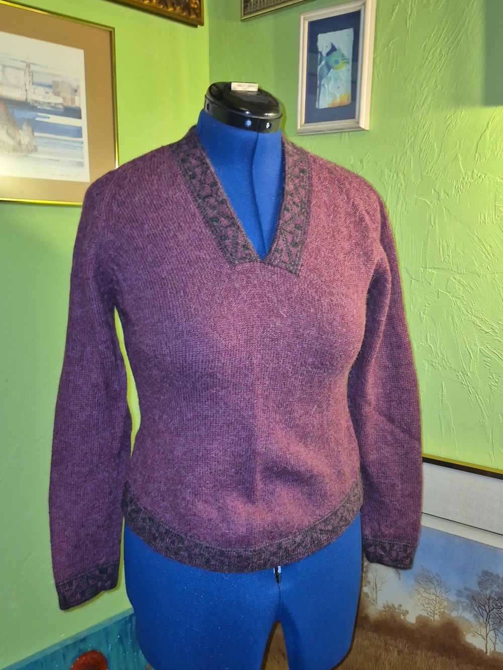 LA VICUNITA 100%  Baby Alpaca From Puru. (2070C)Sz Large. Soft Luxury. Burgundy.